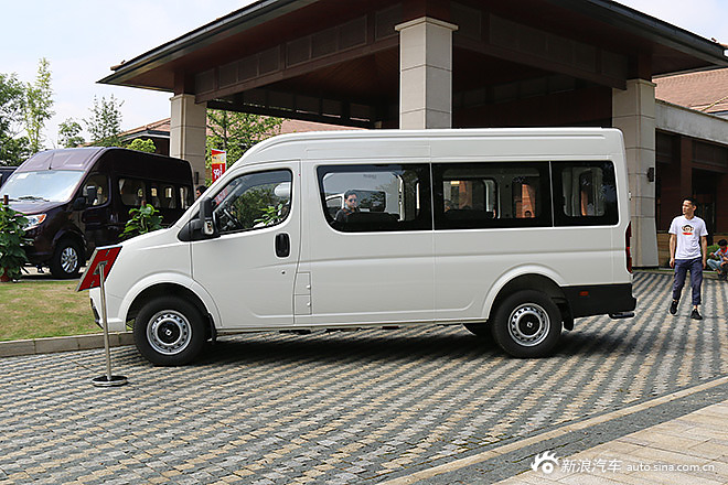 2016款东风御风国五车型物流用车