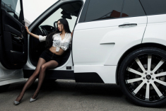 宅男女神黑丝诱惑街头献吻改装揽胜