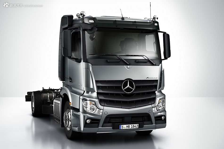 德国足球队捧杯 奔驰共庆祝