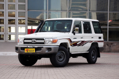 新浪汽车实拍2014款丰田LC76中东版