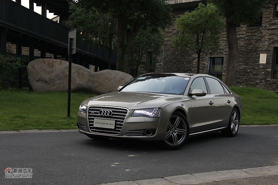 新浪汽车体验试驾奥迪A8L W12