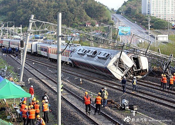 韩国一列车凌晨出轨侧翻致9死伤