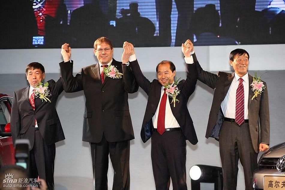 第六代高尔夫上市现场领导合影_高尔夫活动图