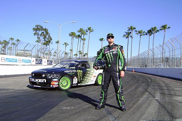 福特野马 vs RC赛车 K&N工厂上演漂移战