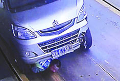 面包车司机为抗罚开车拖行交警78米