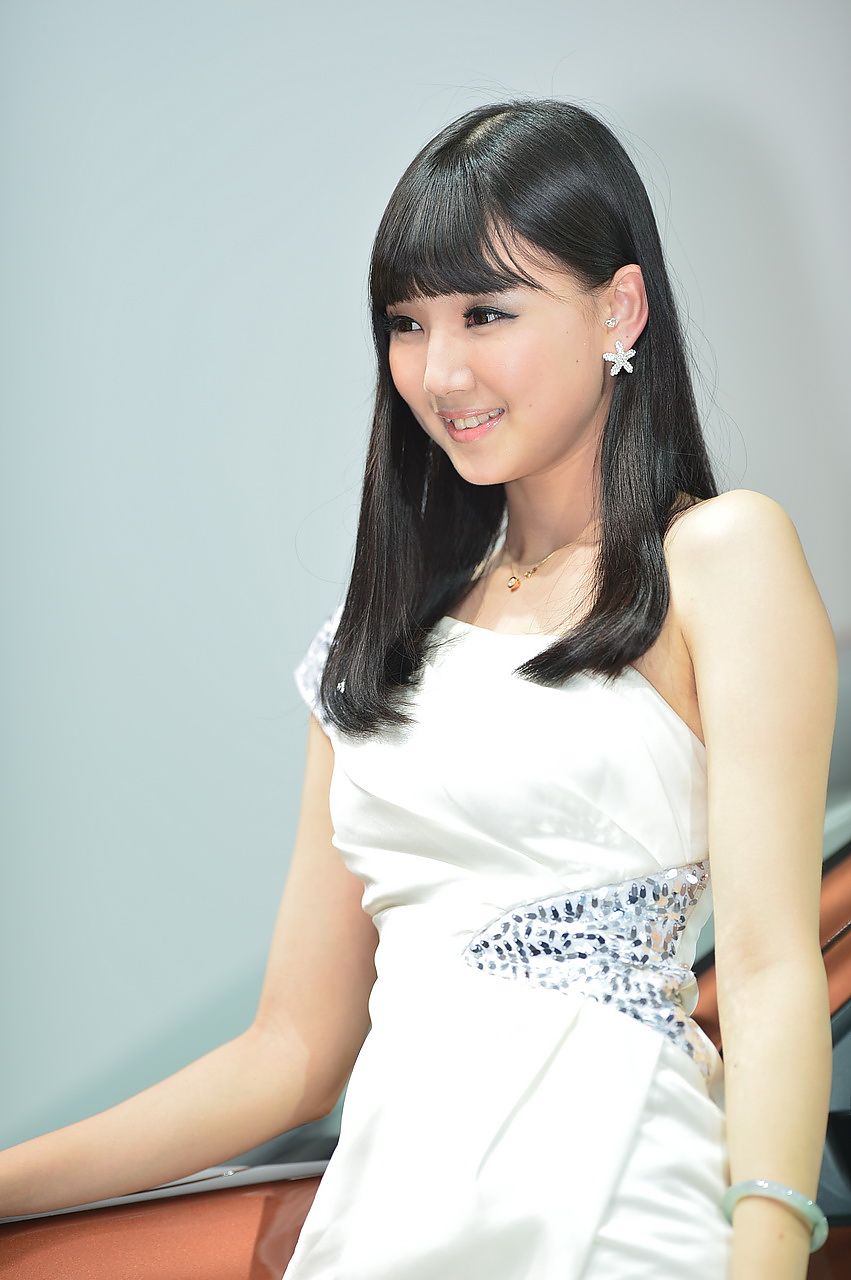 “小虎牙”美妞车展全纪录