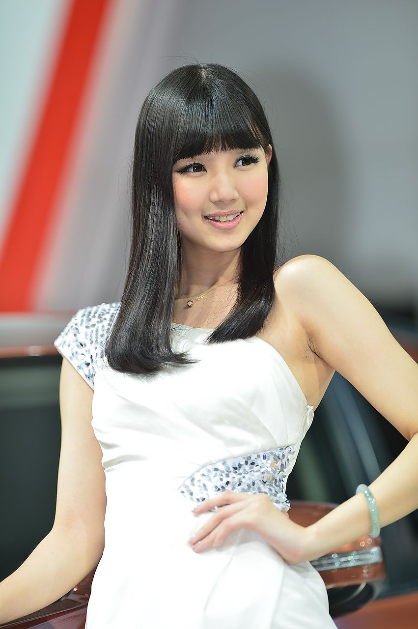 “小虎牙”美妞车展全纪录