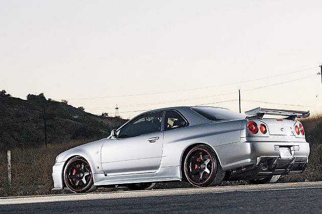 飞驰在天际线 追溯日产Skyline