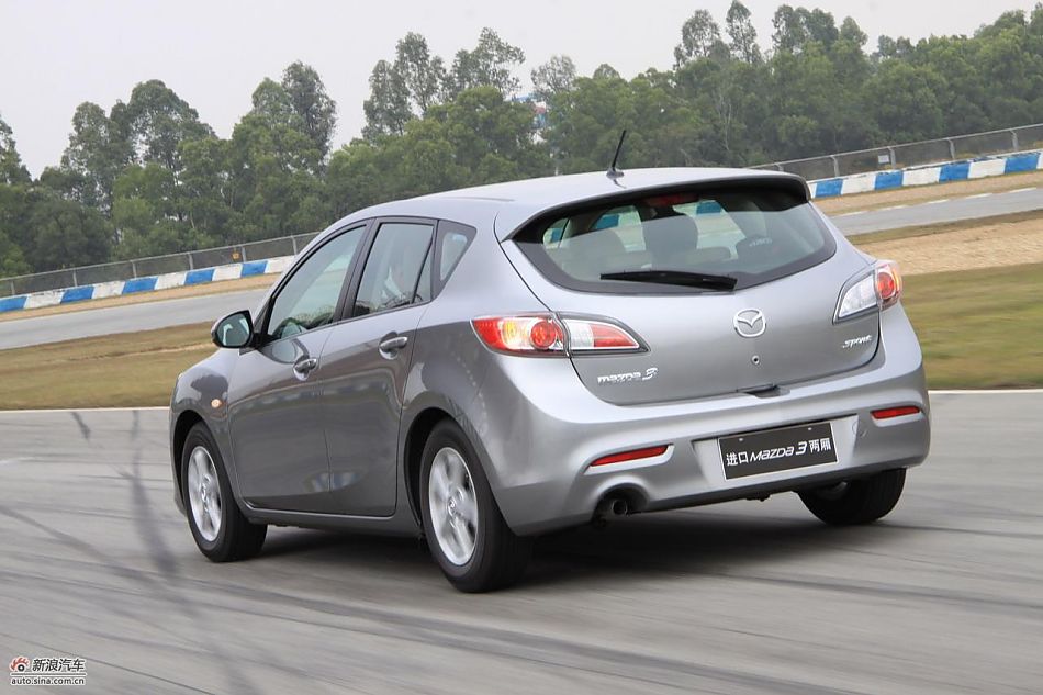 全新进口Mazda3两厢动态实拍_马自达3两厢试