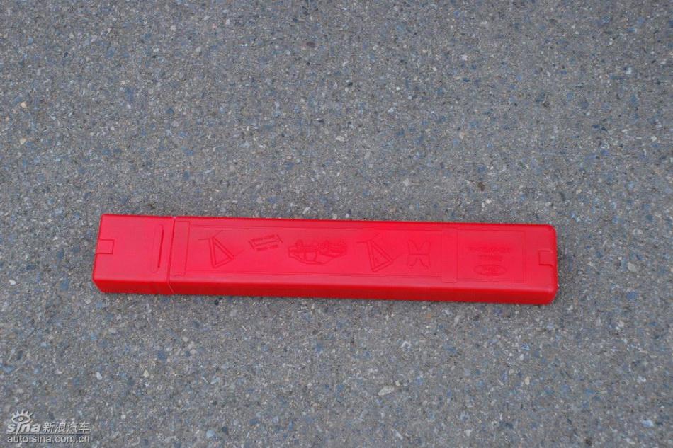 新嘉年华两厢三角警示牌_嘉年