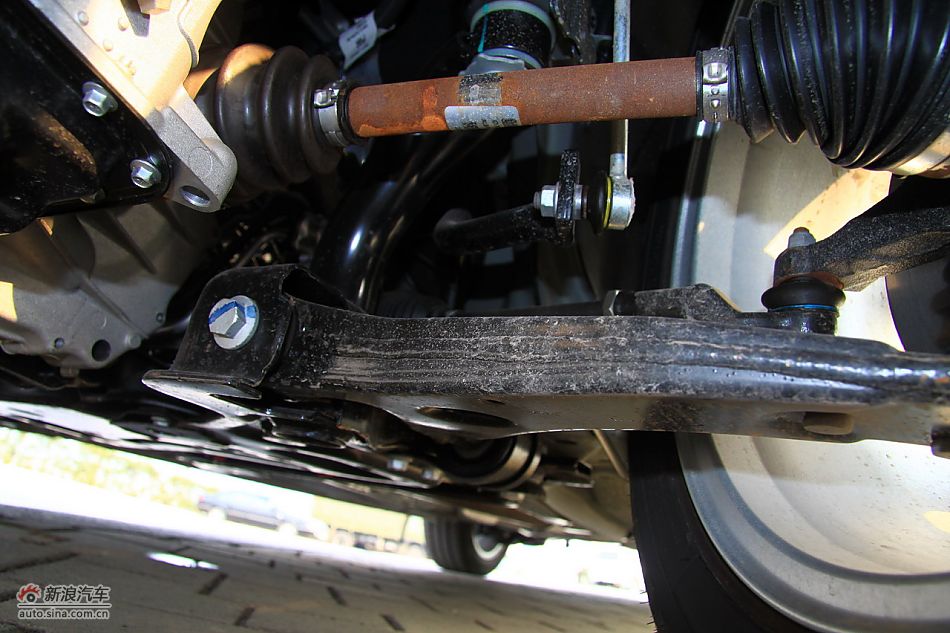 2011款福克斯两厢2.0自动运动型悬挂_福克斯