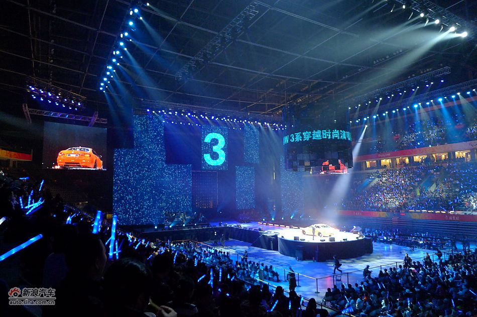 宝马3系穿越时尚演唱会绚丽舞台