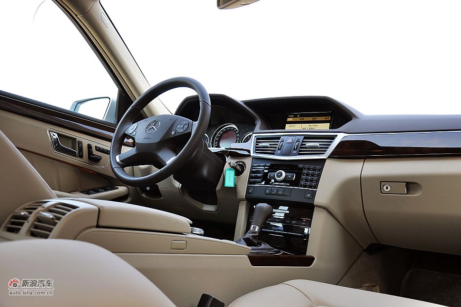 2011款奔驰E200 CGI优雅型内饰_奔驰E级内饰
