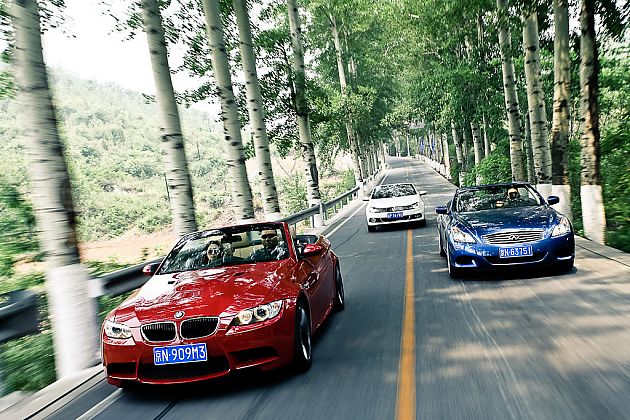 撕掉上衣享受裸露 敞篷车周末