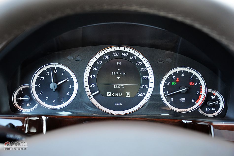 2011款奔驰E200 CGI优雅型内饰_奔驰E级图片
