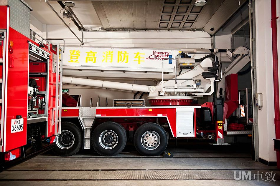超高云梯消防车