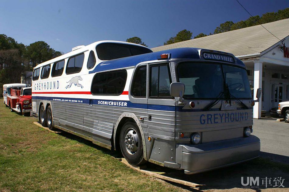 戌狗mack卡车与灰狗巴士