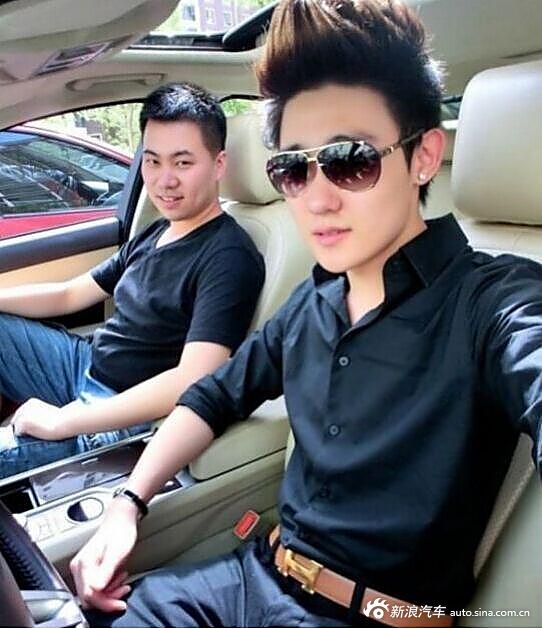 有一个关于在学校男的是富二代装穷和一个男的同时追女孩的故事