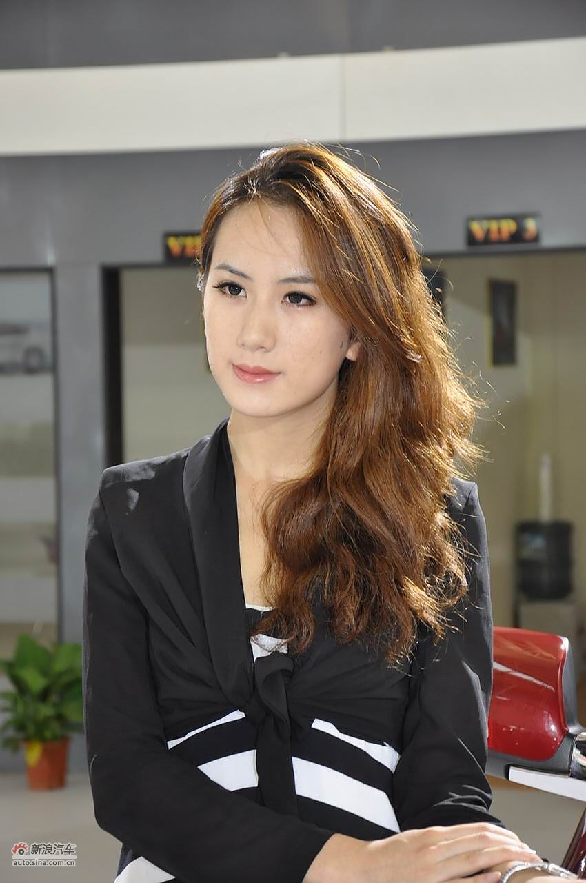 2011烟台国际汽车工业展览会美女模特_8177