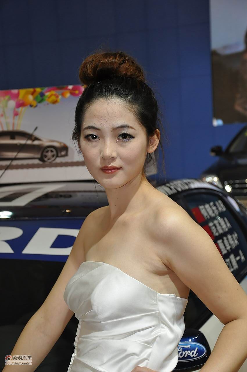 2011烟台国际汽车工业展览会美女模特_8177