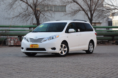 新浪汽车抢先实拍2015款丰田Sienna（塞纳）