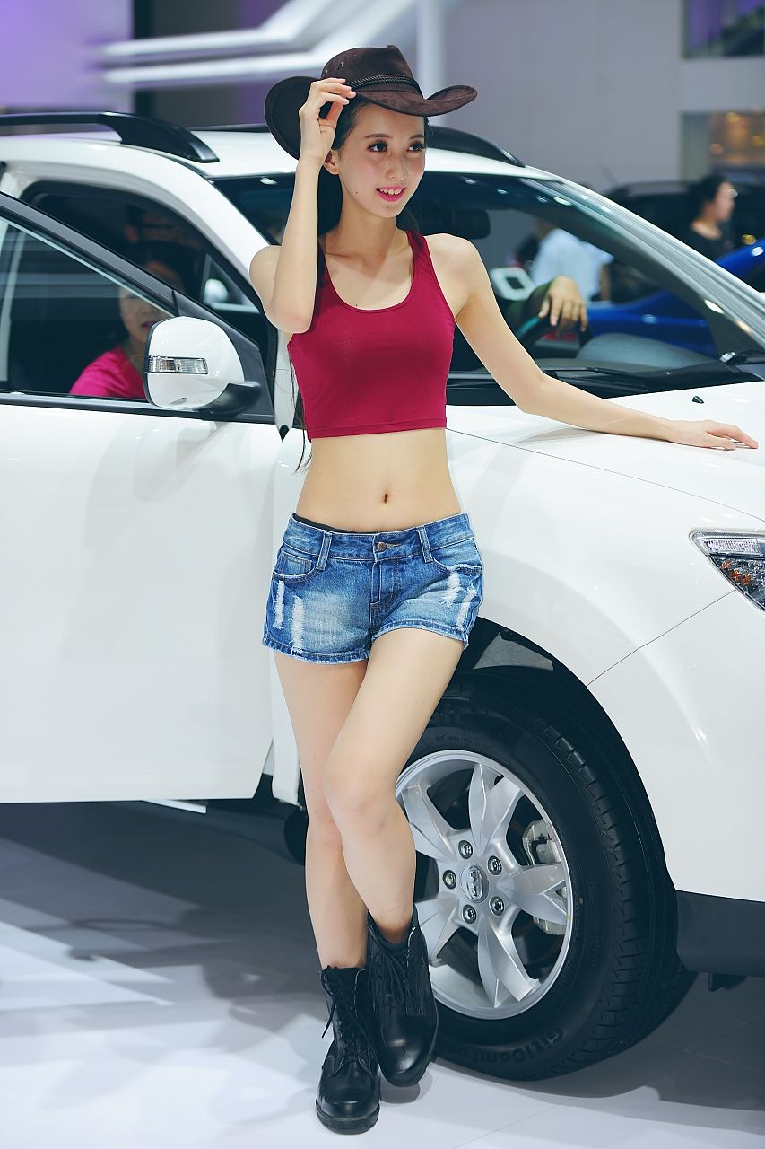 可爱车模美腿细腰