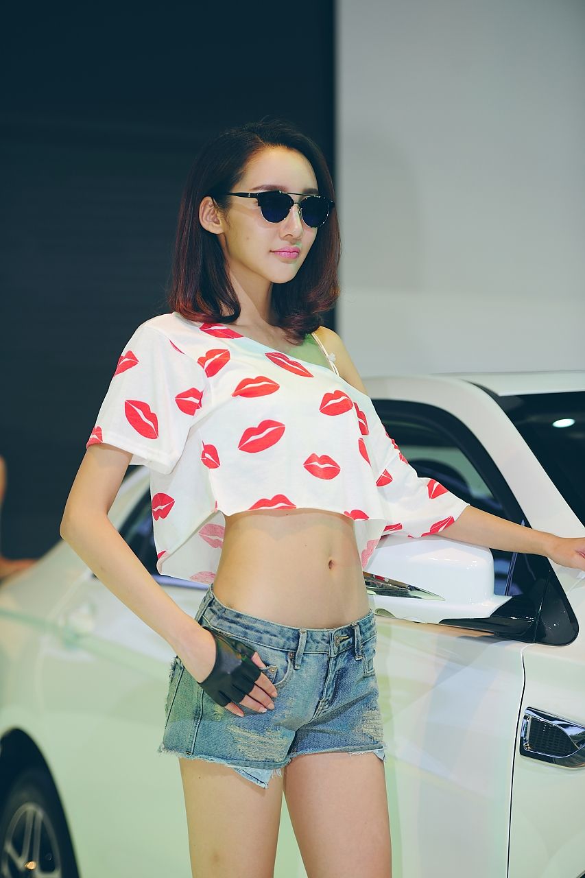 可爱车模美腿细腰