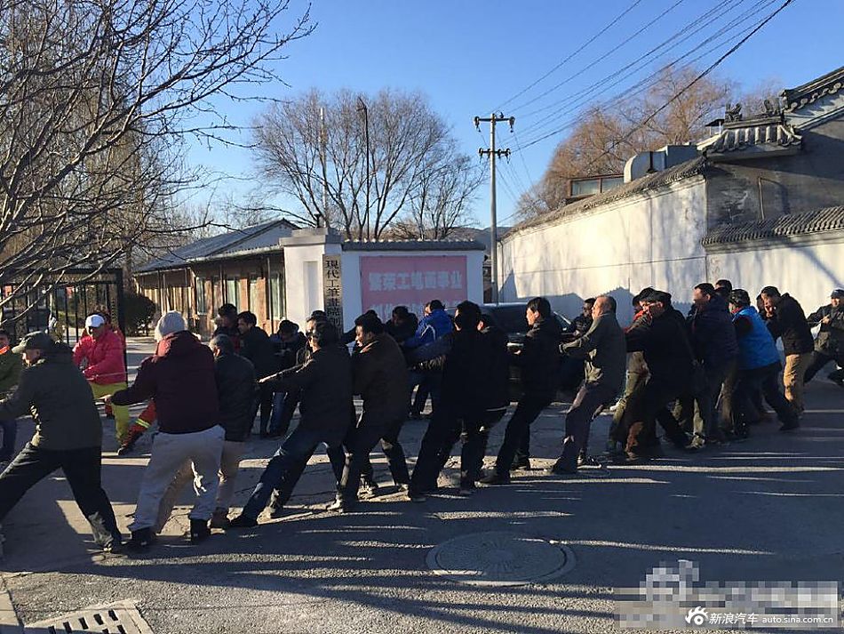 颐和园附近一轿车坠河 司机当场死亡