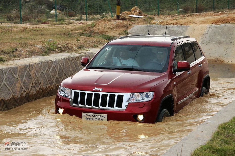 新浪汽车体验试驾全新切诺基-动态_大切诺基图