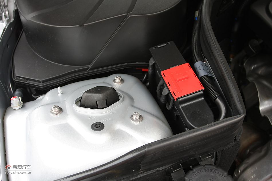 2010款奔驰C200 CGI_奔驰C级引擎底盘图片2