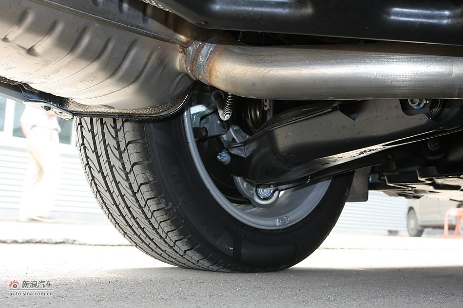 2010款奔驰C200 CGI_奔驰C级引擎底盘图片2