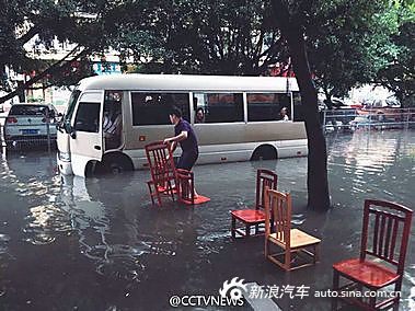 广州暴雨多地出现水浸车.汽车变快艇