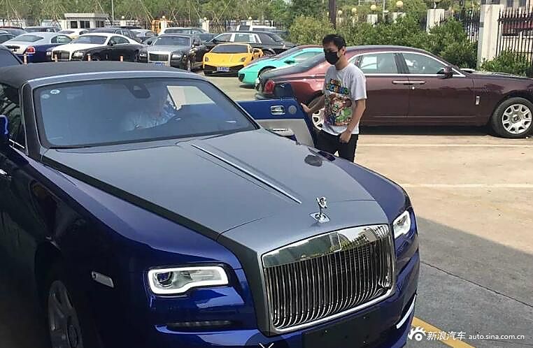 王思聪买千万豪车像买菜 携美女驾车而去