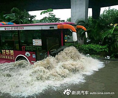 广州暴雨多地出现水浸车.汽车变快艇