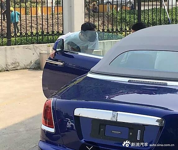 王思聪买千万豪车像买菜 携美女驾车而去