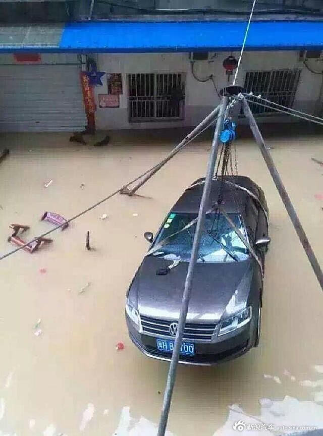 广州暴雨多地出现水浸车.汽车变快艇