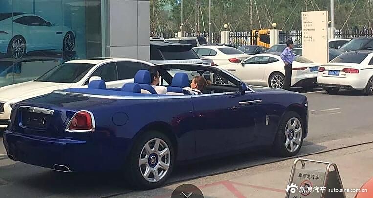 王思聪买千万豪车像买菜 携美女驾车而去