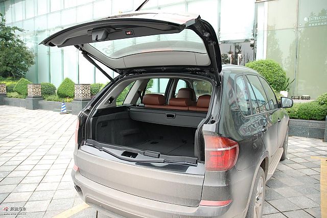 新宝马x5后备箱