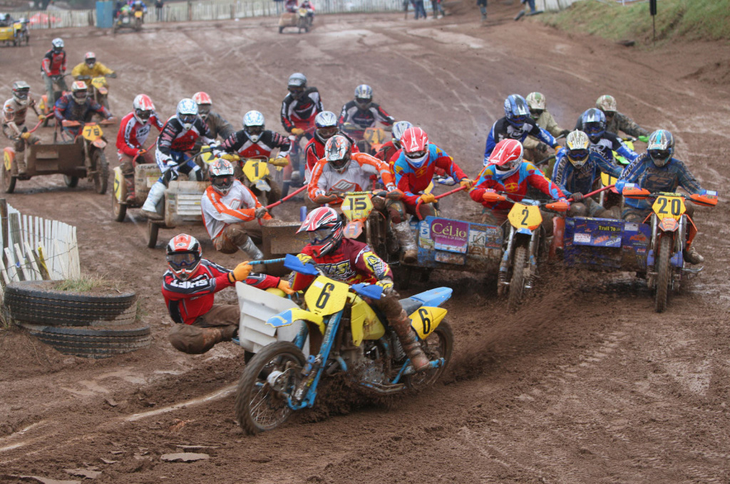 挎斗也疯狂 赛道上狂飙的三轮摩托