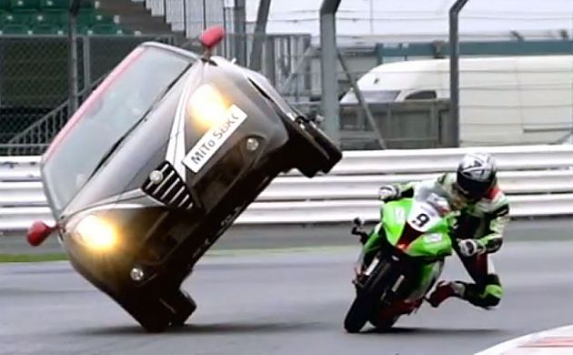 并驾齐驱 阿尔法罗密欧MiTo SBK杂技表演