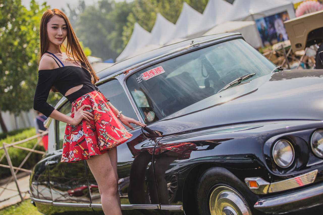 美女也爱经典车 老爷车展上的“艳遇”