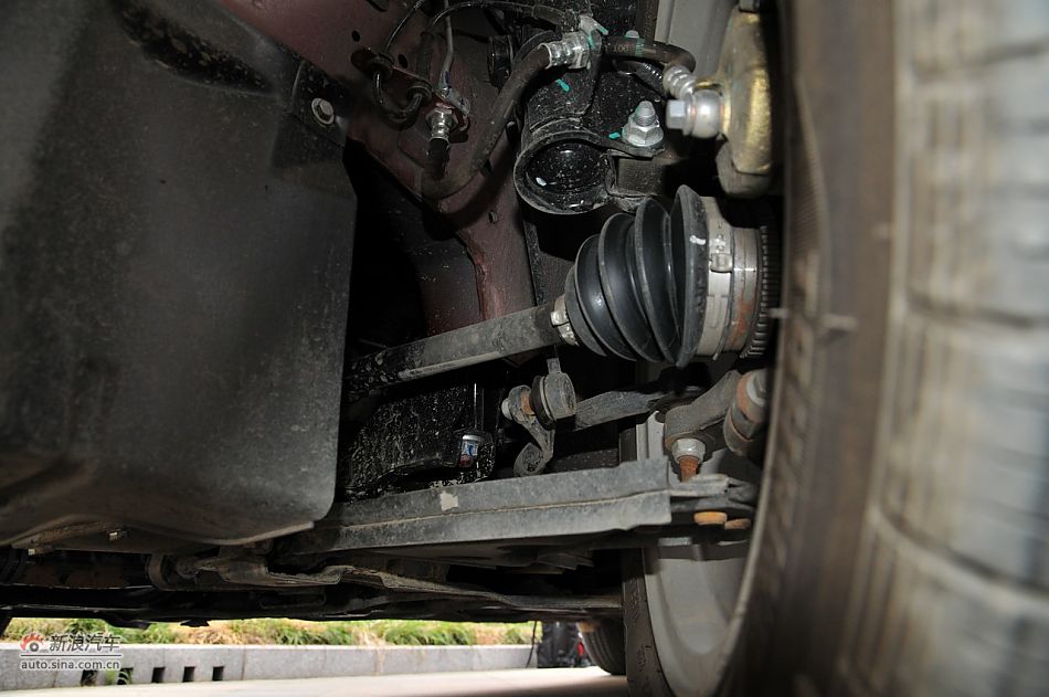 2011款宝骏630_宝骏630引擎底盘图片839849