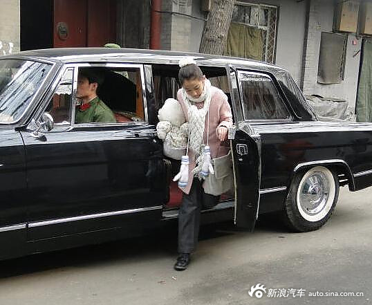 "国民闺女"关晓彤白皙军训照,出行坐奔驰豪车,骨子里是真学霸
