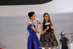 奶粉钱挣得急 天王嫂昆凌亮相上海车展