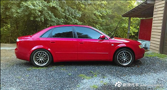 女儿和男人在车内约会 老爸愤怒地掀翻车子