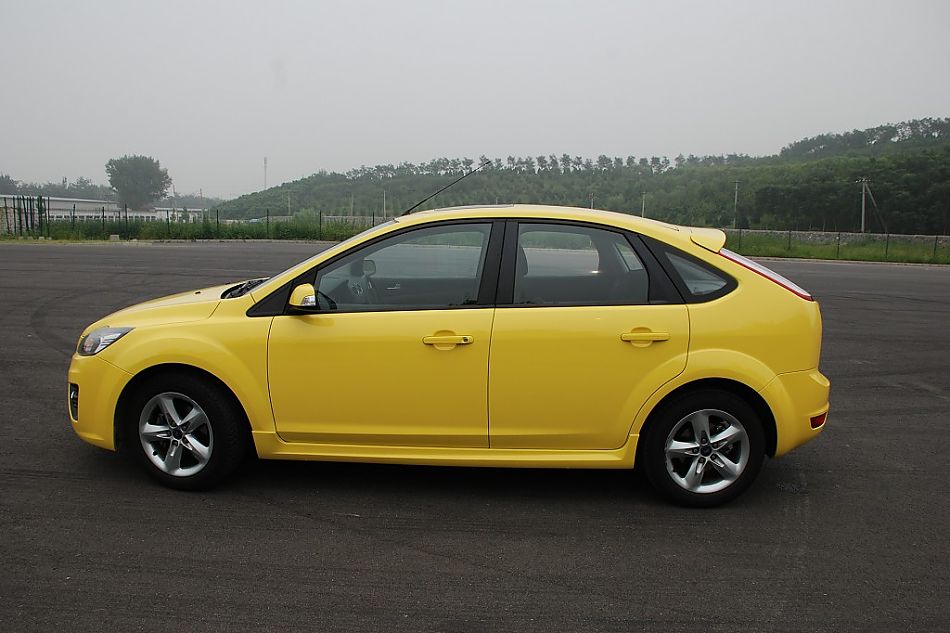 09款福克斯2.0mt两厢运动版外观