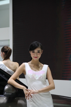 2013成都车展模特高清组图：清纯甜美