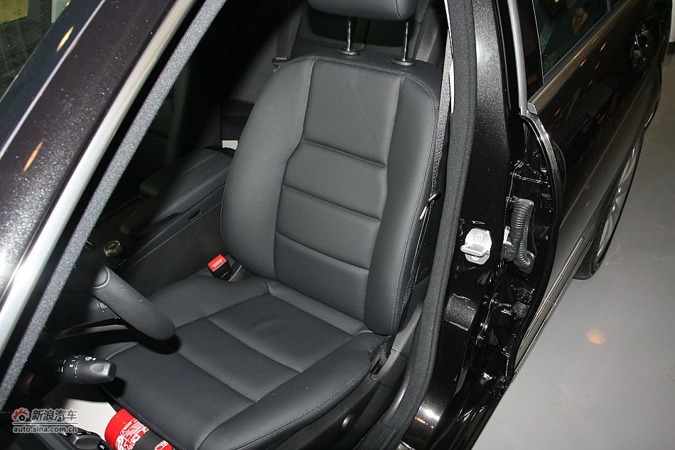 2010款奔驰C200 CGI_奔驰C级座椅空间图片2