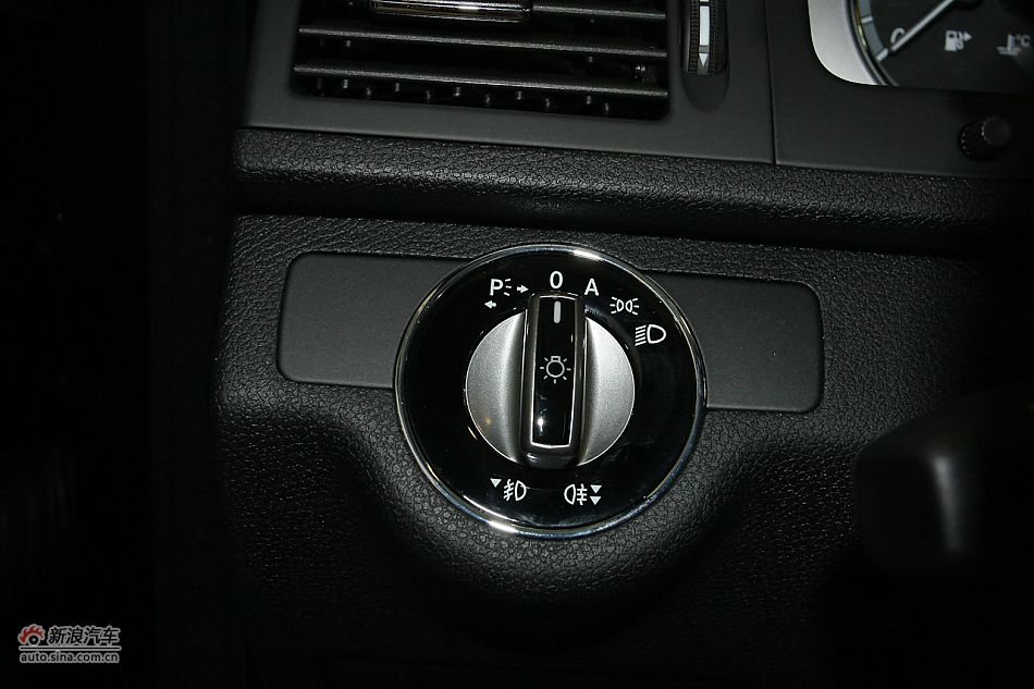 2010款奔驰C200 CGI_奔驰C级内饰功能图片2