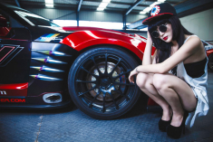 性感车模冷艳耍酷与改装战神“斗帅”